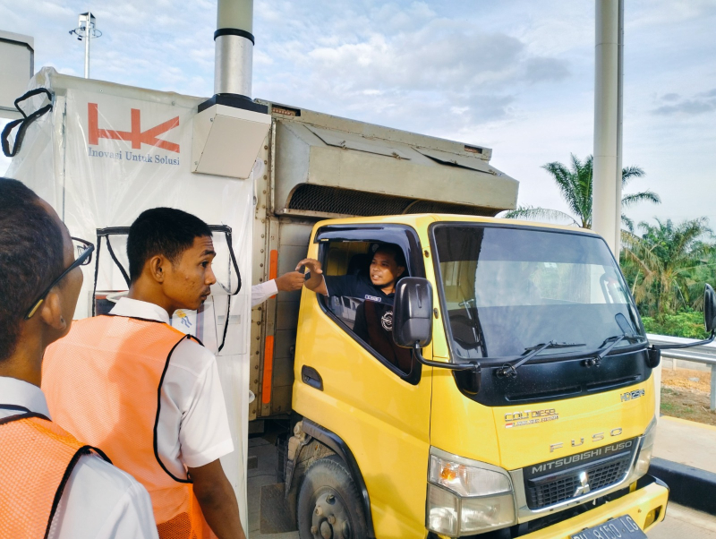 Kondisi lalu lintas di gerbang Tol Bayung Lencir- Tempino.

