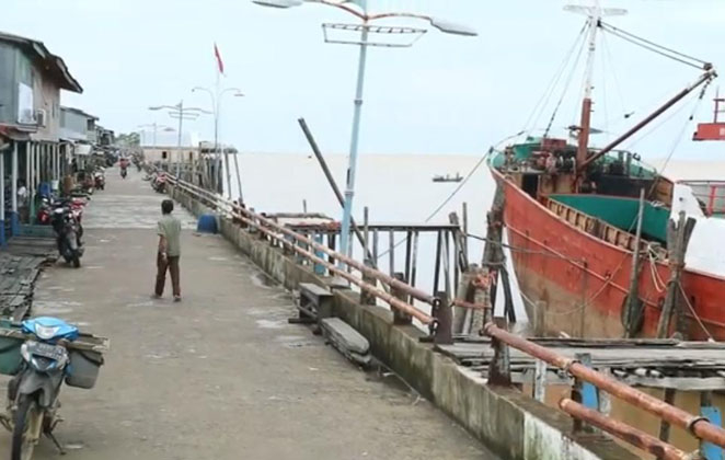 Suasana jalan tepi sungai Batanghari di Kampung Laut Kecamatan Kuala Jambi, Kabupaten Tanjabtim.