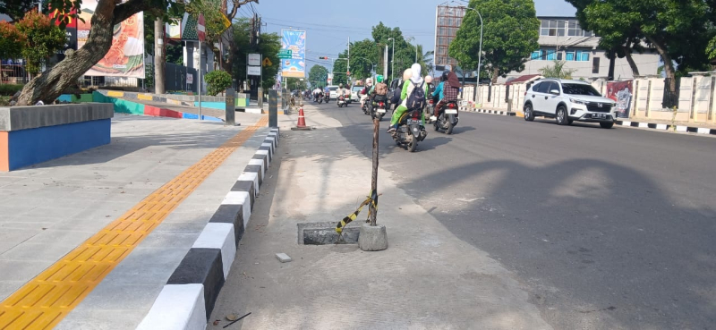 Lubang saluran air yang berada di sisi pedestrian Jalan Soemantri Brodjonegoro belum ditutup. 