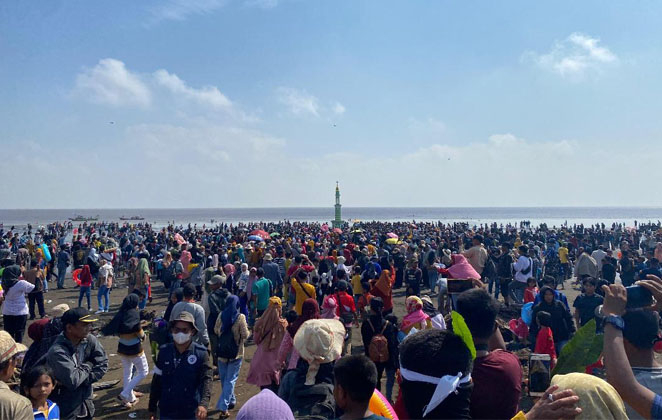 Wisata Budaya di Pantai Babussalam Air Hitam Laut Festival Mandi Shafar.