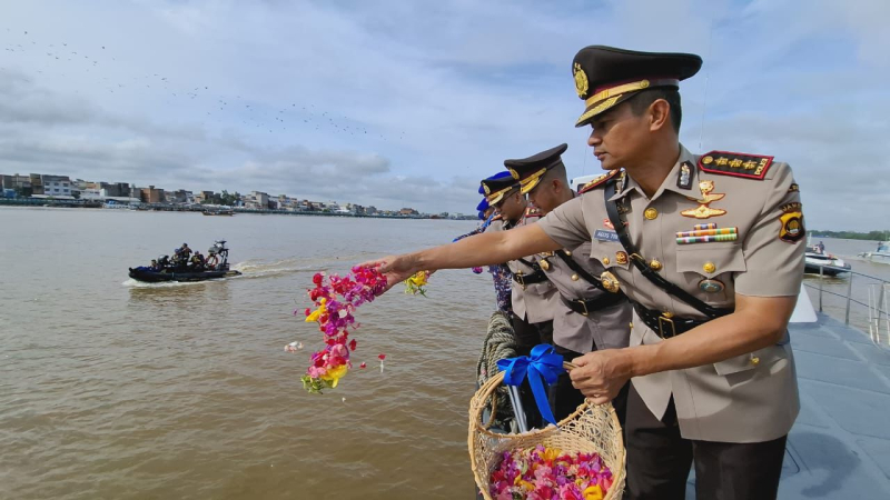 Pimpin Upcacara Tabur Bunga di Perairan, Dirpolairud Polda Jambi : Bentuk Perhargaan dan Kenang Jasa Para Pahlawan