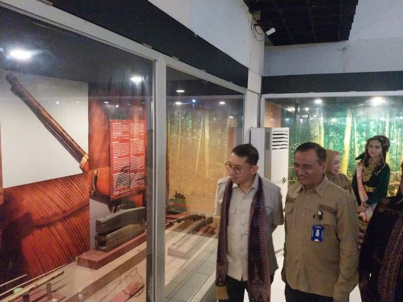 Menteri Kebudayaan Fadli Zon mengunjungi Museum Siginjai di kota Jambi, Provinsi Jambi.