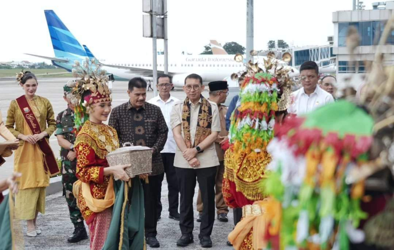 Ketua DPD Partai Gerindra Provinsi Jambi Dr. Ir. H. A.R. Sutan Adil Hendra, MM menyambut kedatangan Menteri Kebudayaan Fadli Zon di Bandara Sultan Thaha Jambi. 

 