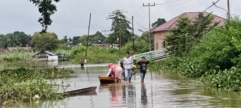 Banjir yang terjadi di jalan depan kantor lurah Legok belum lama ini.