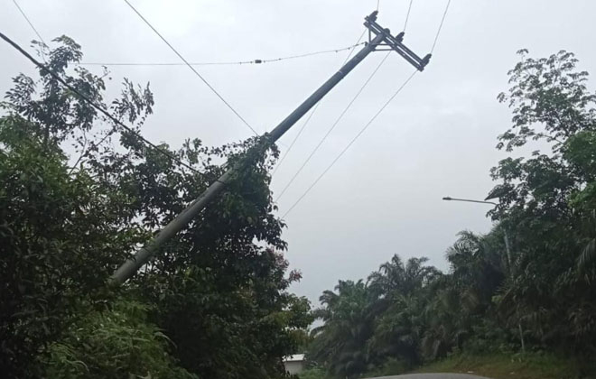 Tiang listrik yang terletak di Desa Awin Jaya nyaris roboh.