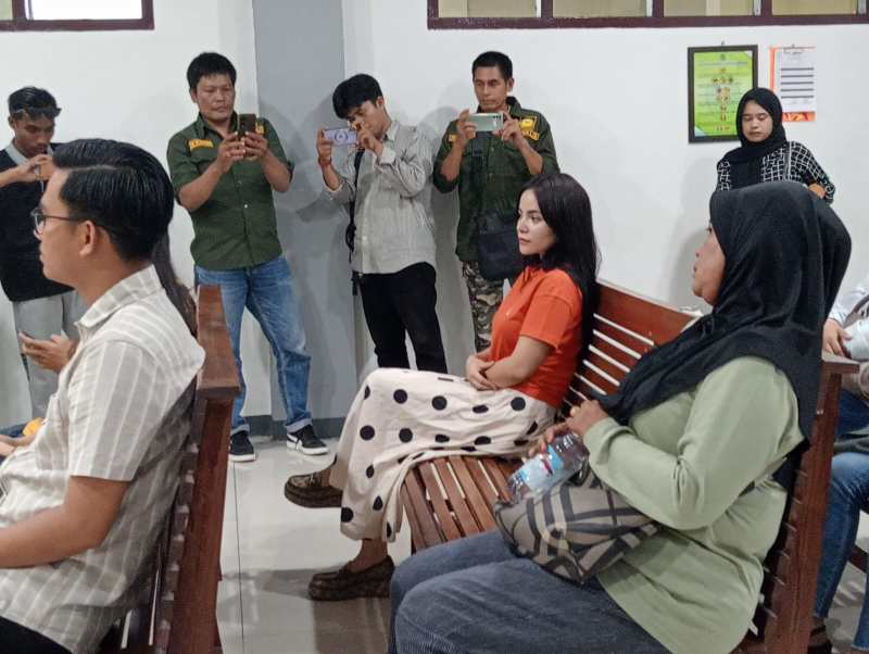 Gunakan Kaos Orange, Dinar Candy Hadiri Sidang Ko Apex di PN Jambi