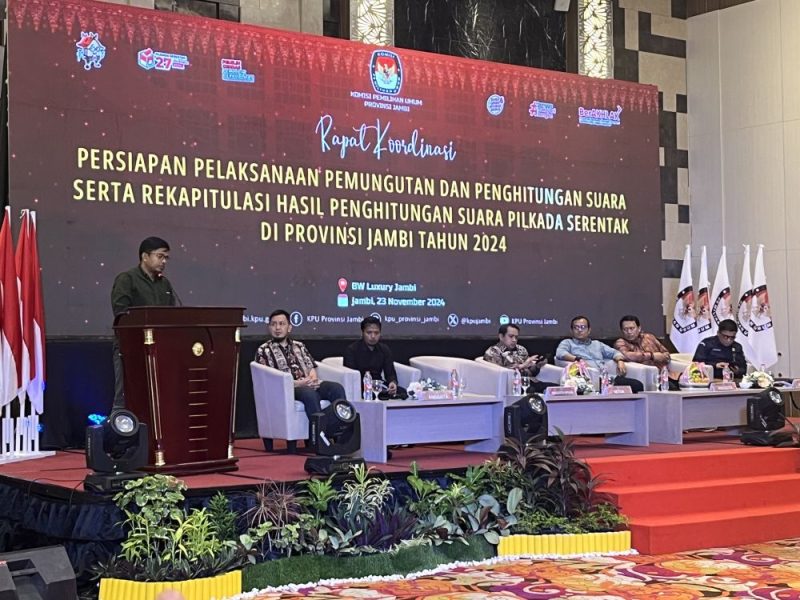 Komsioner KPU RI Idham Holik memberikan pengarahan kepada KPU kabupaten/kota dalam rapat koordinasi persiapan pelaksanaan pemungutan dan penghitungan suara Pilkada 2024 di Provinsi Jambi.