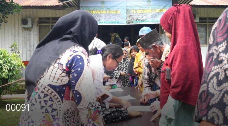 PT Kaswari Unggul Salurkan CSR 600 Paket Sembako bagi 7 Desa, Diapresiasi Pemerintah Setempat