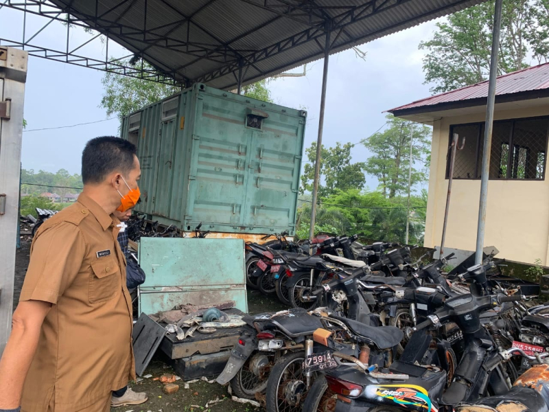 Kendaraan roda dua usang milik pemprov Jambi menumpuk di belakang kantor Gubernur Jambi.