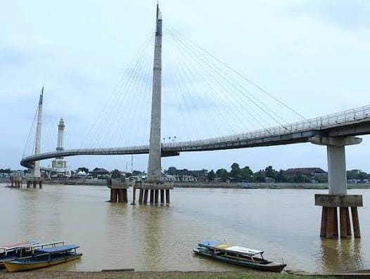 Jembatan Pedestarian Gentala Arasy milik pemprov Jambi tak ditunjang penerangan atau lampu artistik. Gelap saat malam hari.