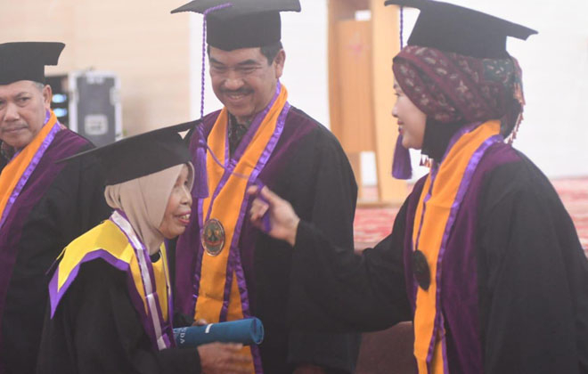 337 Lansia program sekolah Lansia Pemkab Muaro Jambi, di wisuda.