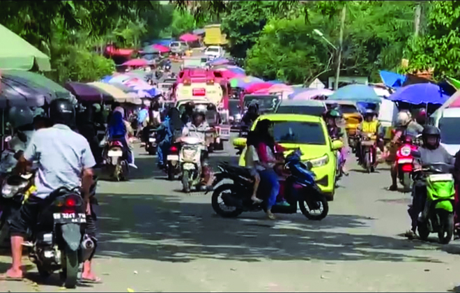 Kondisi di Jalan Orang Kayo Pingai, Talang Banjar semrawut karena pedagang berjualan di sepanjang jalan.