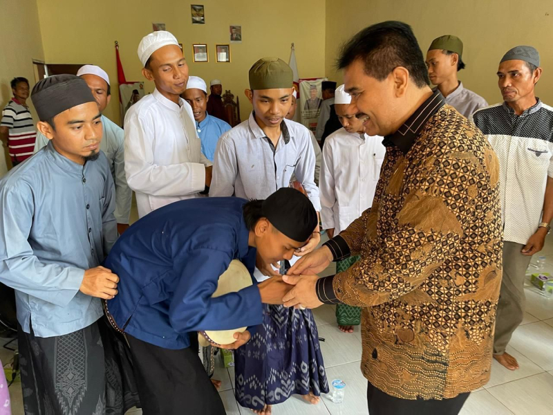 Ketua DPD HKTI Provinsi Jambi Dr. Ir. H. A.R. Sutan Adil Hendra, MM bertemu sejumlah santri dalam sebuah kunjungannya beberapa waktu lalu.