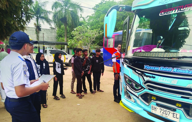 Petugas BPTD Kelas II Jambi melakukan pemeriksaan kendaraan atau ram check angkutan umum.