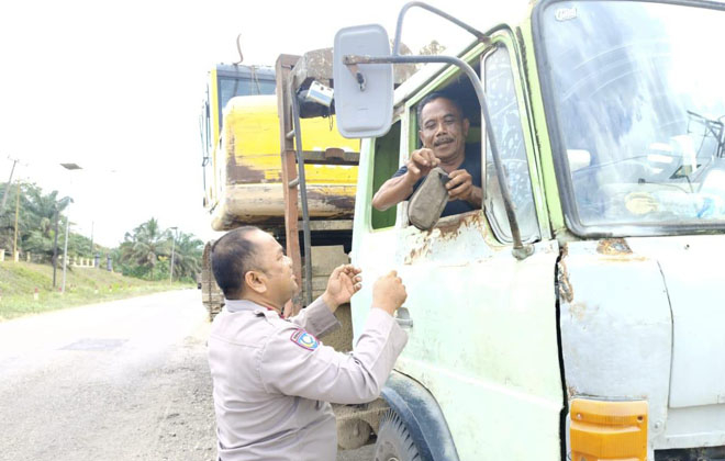 Kapolsek Pelepat bersama anggota melakukan pengetatan alat berat yang masuk ke wilayah dusun Batu Kerbau dan sekitarnya