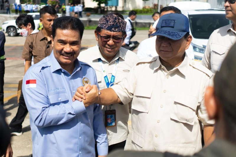 Ketua DPD HKTI Provinsi Jambi Dr. Ir. H. A.R. Sutan Adil Hendra, MM bersama Presiden Prabowo Subianto salam komando Dalma sebuah kesempatan.