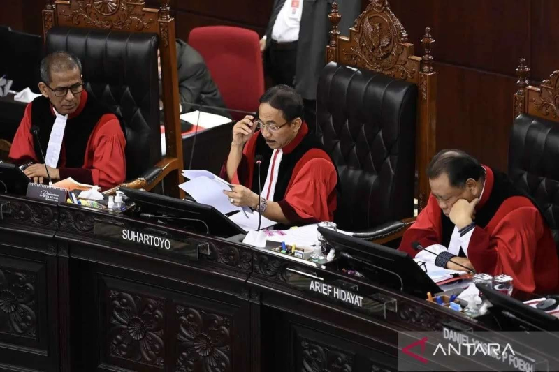 Ketua Mahkamah Konstitusi (MK) Suhartoyo (tengah) didampingi Hakim Konstitusi Saldi Isra (kiri) dan Arief Hidayat (kanan) membacakan putusan saat sidang putusan perselisihan hasil Pilpres 2024 di Gedung Mahkamah Konstitusi.