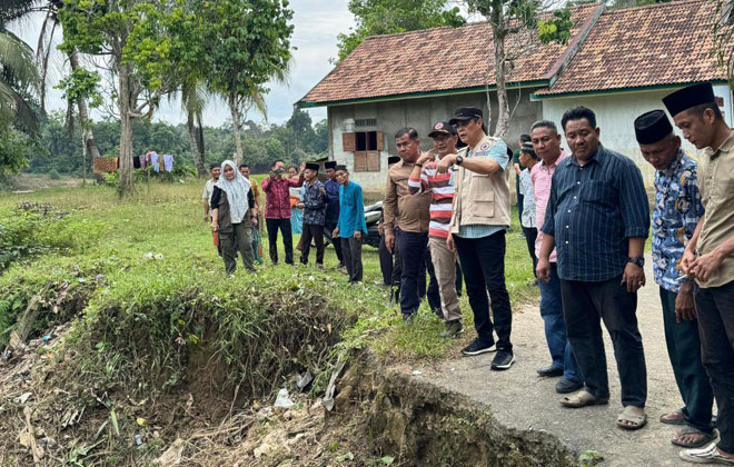 PJ Bupati Tebo, H. Varial Adhi Putra saat meninjau lokasi longsor yang terjadi di Tebo.