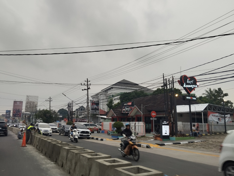 Pembatas di ruas jalan dipasang di Jalan Sumantri Brojonegoro,. Upaya mengantisipasi titik kemacetan lalu lintas di Kota Jambi.