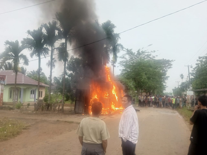 Tabrak Anak Kecil di Teluk Dawan, Mobil Truk Muatan Sawit Dibakar Massa