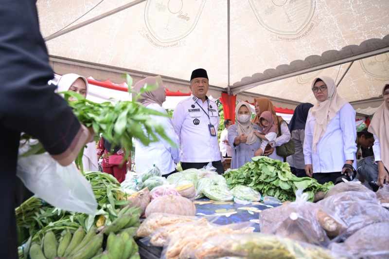 Menjelang perayaan Natal dan Tahun Baru (Nataru), Sekda memantau pasar murah Pemkot Jambi, di kawasan Tugu Keris Siginjai, Rabu (18/2/2024).