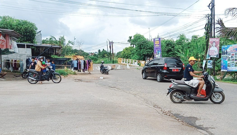 Jembatan di Jalan Sari Bakti, Kecamatan Alam Barajo, Kota Jambi saat ini tidak bisa digunakan, masyarakat terpaksa mencari jalan alternatif.