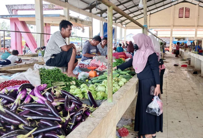 Aktivitas jual beli di Pasar Senin Desa Teluk Majelis, Kecamatan Kuala Jambi