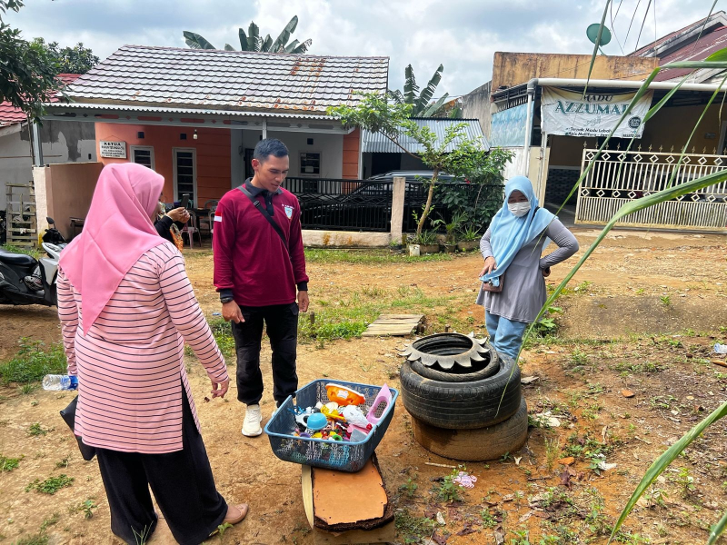 Dinas Kesehatan Kota Jambi saat pengecekan jentik nyamuk di pemukiman warga.