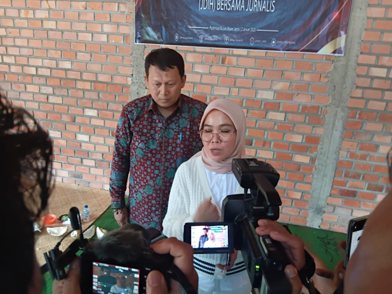 Komisioner KPU RI Iffa Rosita ketika diwawancarai awak media usai menghadiri acara Ngobrol Jaringan Dokumentasi Dan Informasi Hukum (JDIH) Bersama Jurnalis di Pojok Kopi Dusun, Muaro Jambi