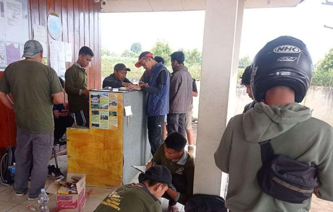 Pengunjung yang hendak mendaki Gunung Kerinci.