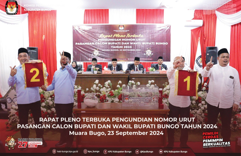 Calon bupati dan wakil bupati bungo pasangan Dedy Putra-Tri Wahyu Hidayat dan Jumiwan Aguza-Maidani mengikuti penugundian nomor urut di kantro KPU Kabupaten Bungo. 