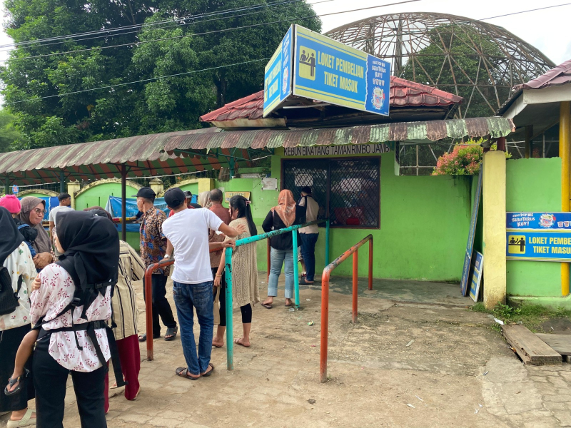 Wisatawan dalam dan luar provinsi mengunjungi kebun binatang Taman Rimba. Menjadi primadona di tengah minimnya pilihan wisata di Jambi.