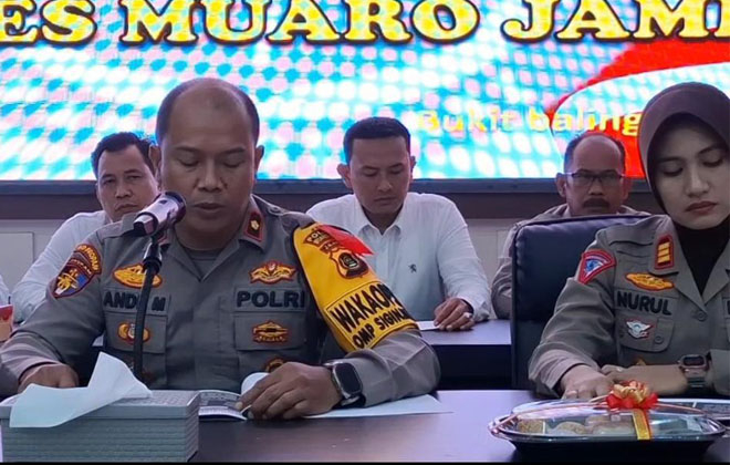 Wakapolres Muaro Jambi, Kompol Andi Musahaar, saat memberikan keterangan pada media massa.