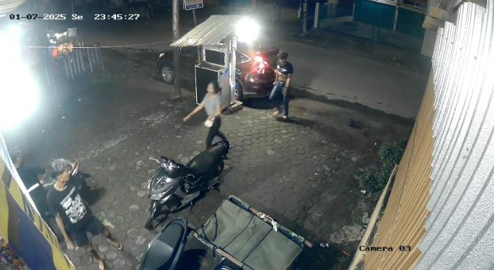 Terekam CCTV, Sejumlah Muda-Mudi Naik Mobil CRV Merah Curi Bensin di Toko Kelontong