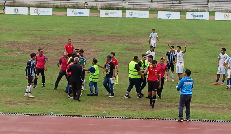 Ricuh Gara-Gara Wasit Blunder Keluarkan Kartu Merah, Laga Kota Jambi Vs Bungo Sempat Terhenti