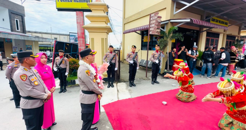 Resmi Jabat Kapolres Kerinci, Kedatangan AKBP Arya Tesa Brahmana Disambut Tarian dan Pedang Pora