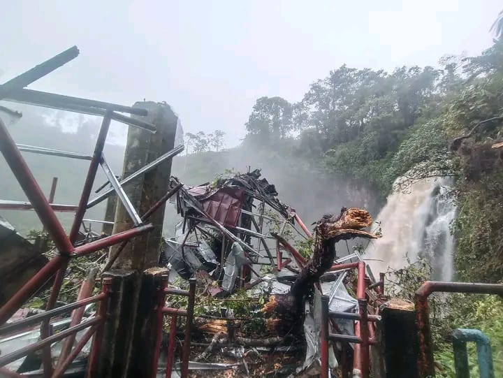 Longsor dan Pohon Tumbang di Air Terjun Telun Berasap Kayu Aro