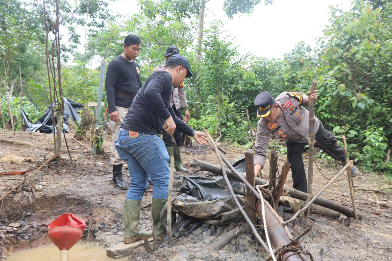 53 Sumur Ilegal di Tahura Senami Ditertibkan, Api Masih Bekobar