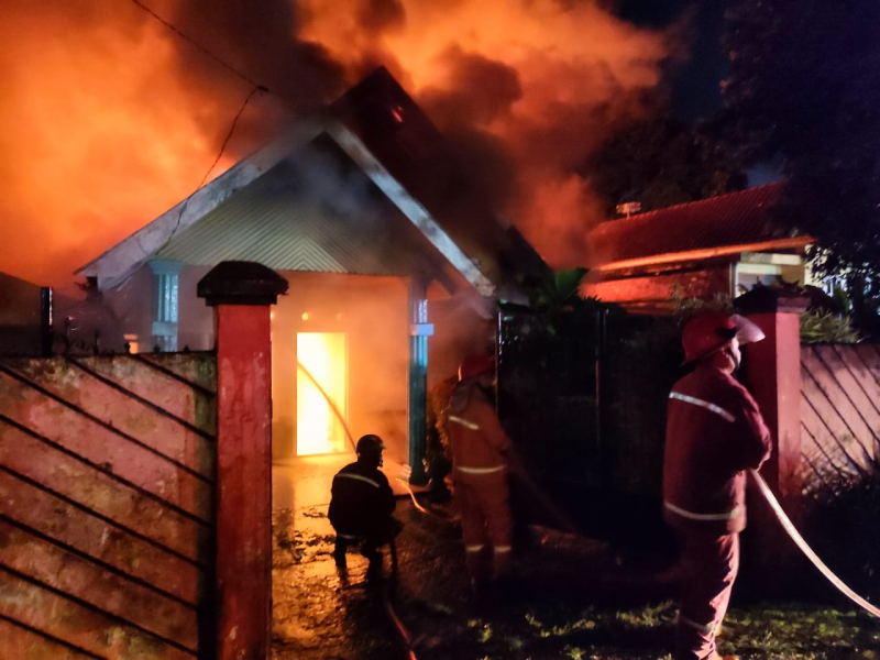 Diduga Konsleting Listrik, Dua Unit Rumah di Tambak Sari Hangus Terbakar