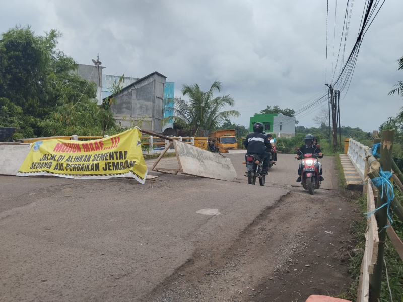 Khawatir Timbulkan Korban Jiwa, Jembatan Rusak di Jalan Sari Bakti Masih Dilalui Masyarakat