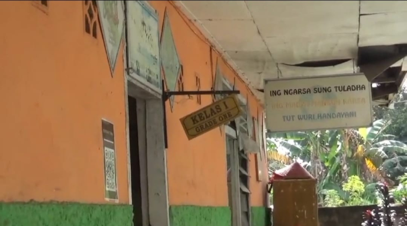 Plafon Bolong Atap Bocor, Gedung SDN di Tengah Kota Jambi Memprihatinkan