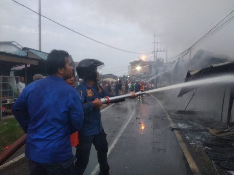 Kebakaran Hebat di Depan Pasar Parit Satu Kualatungkal, Tiga Rumah Ludes
