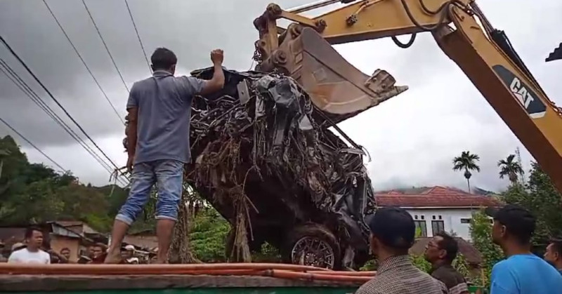 Evakuasi Mobil Jazz Terseret Banjir di Sungai Penuh