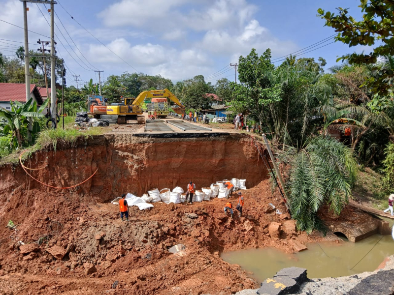 Pemasangan Jembatan Bailey Dikebut, Masyarakat Berharap Cepat Selesai