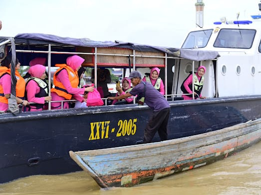 Bhayangkari Polairud Polda Jambi Berbagi Takjil, Wujud Kepedulian untuk Nelayan dan Penambang Ketek
