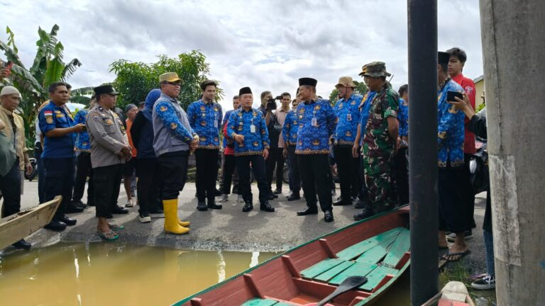 Gubernur Al Haris Tinjau Warga Terdampak Banjir di Kota Jambi