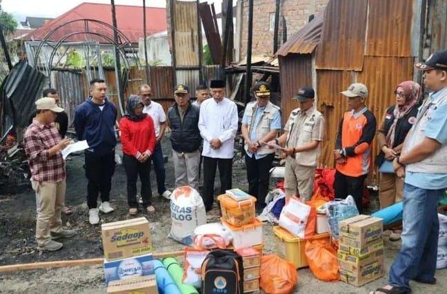 Tinjau Korban Kebakaran Rumah, Wawako Azhar Serahkan Bantuan