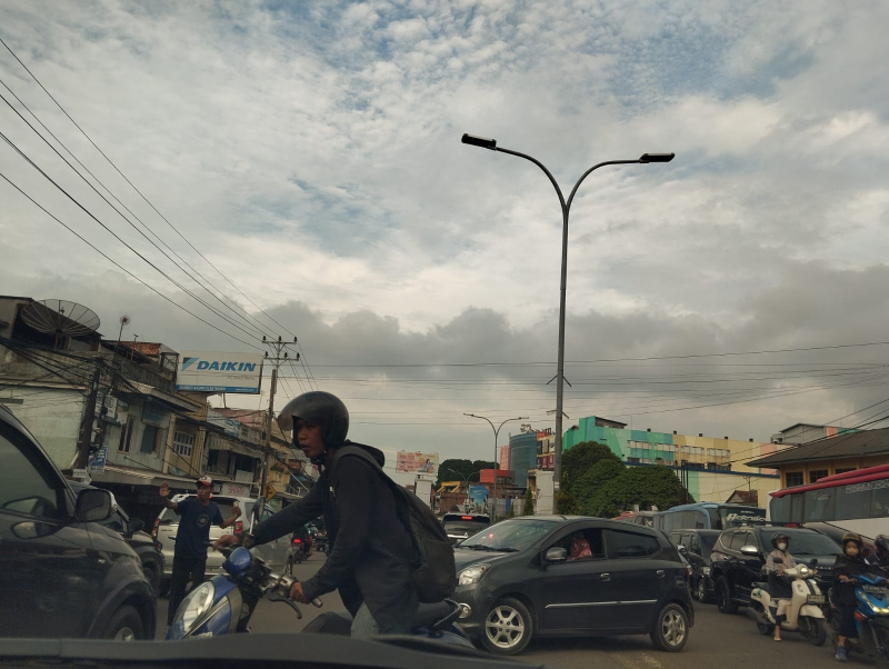 Parkir Liar dan Pak Ogah Resahkan Warga Kota Jambi, Ombudsman : Dishub Tertibkan Parkir Liar