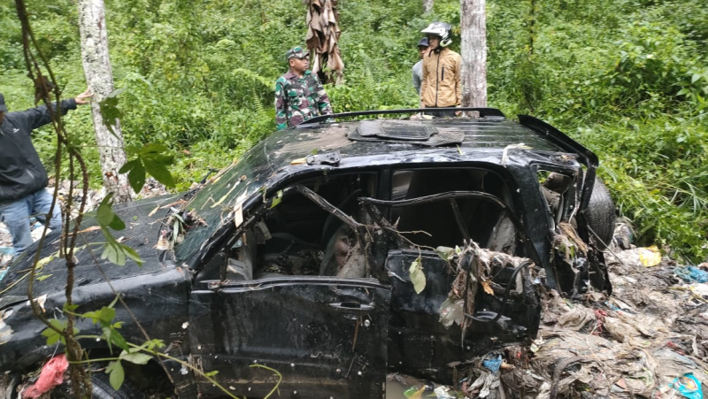 BREAKING NEWS! Mobil Dirut PDAM Masuk Jurang Terbawa Longsoran Sampah