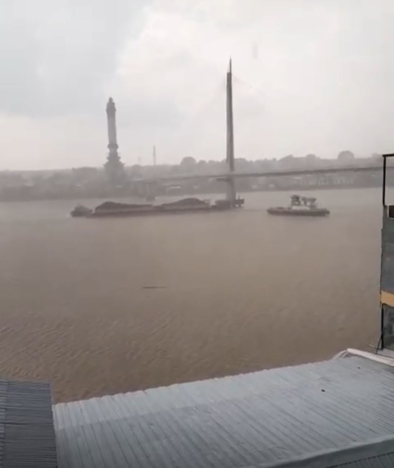 Tali Toing Tongkang Batu Bara Putus Sebabkan Fender Jembatan Gentala Tersenggol